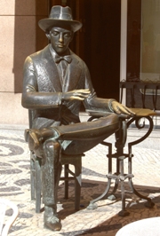 Foto: statua dedicata a Pessoa, Lisbona