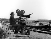 Foto: Federico Fellini sul set di Amarcord © Cineteca di Bologna/Reporters Associati