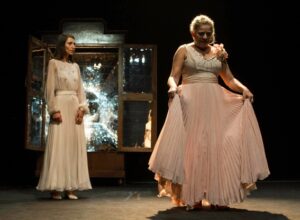 Foto di scena: da sin Monica Piseddu, Milvia Marigliano ne Lo zoo di vetro di Tennessee Williams al Teatro Menotti di Milano