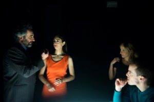 Foto di scena: da sin. Corrado Accordino, Cinzia Spanò, Silvia Giulia Mendola, Alberto Onofrietti, interpreti de L'inquilino al Teatro Franco Parenti di Milano