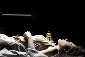 Foto di scena: Marianna De Pinto in Coltelli nelle galline di David Harrower al Teatro Litta di Milano