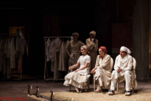 Foto: da sin. (in prima fila) Marina Rocco, Silvia Giulia mendola, Matteo De Blasio ne Gli innamorati di Goldoni al Teatro Franco Parenti di Milano