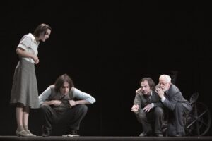 Foto di scena: da sin. Marinsalta, Fabiani, Pierobon, Bini in Pornografia, regia di Luca Ronconi, al Piccolo Teatro Grassi di Milano