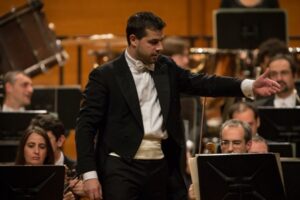 Foto: il M° Jader Bignamini durante il concerto Jessica Pratt, “belcanto italiano” in salsa australiana, Auditorium di Milano Largo Mahler, Orchestra Sinfonica di Milano Giuseppe Verdi, 4 e 6 dicembre 2014 