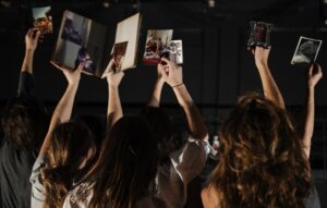 Foto di scena: Dell’umiliazione e della vendetta della Compagnia Atopos, presso ATIR Teatro di Ringhiera di Milano