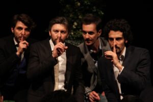 Foto: da sin. Riccardo Buffonini, Michele Radice, Umberto Terruso, Tommaso Amadio, in scena con Nerds al Teatro Filodrammatici di Milano fino a domenica 24 maggio 2015