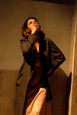 Foto di scena; Anna Galiena in “Quale droga fa per me?” © Teatro Franco Parenti Milano