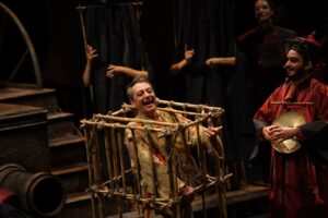 Foto di scena: al centro, Michele Bottini in "Storia di QU", produzione  Civica Scuola Paolo Grassi di Milano per la regia di Massimo Navone, al Piccolo Teatro Studio Melato di Milano fino a domenica 5 luglio 2015