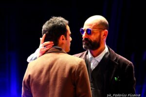 Foto di scena: Amleto, da sin. Angelo Campolo (Amleto) e Gionni Boncoddo (Fantasma), al Teatro Menotti di Milano fino a sabato 20 febbraio 2016