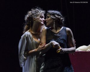 Foto di scena: L’amica degli uomini importanti, da sin. Caterina Baietta e Debora Virello - MTM Sala Teatro Litta di Milano fino a domenica 6 marzo 2016
