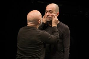 Foto di scena: Il calapranzi, con Francesco Maria Cordella (di spalle) e Alessandro Castellucci, al Teatro Libero di Milano dal 19 aprile al 2 maggio 2016