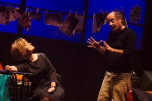 Foto di scena: Lucia Vasini e Antonio Cornacchione in “L’ho fatto per il mio Paese”, al Teatro Menotti di Milano dal 5 al 15 maggio 2016