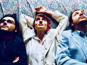 Foto di scena: L’angelo dell’informazione. Da sin. Antonio Gargiulo, Silvia Valsesia, Daniele Gaggianesi, al Teatro Out Off di Milano dal 9 gennaio al 4 febbraio 2018