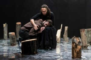 Foto di scena: Utøya, Arianna Scommegna e Mattia Fabris, al Teatro Filodrammatici di Milano dal 9 al 14 gennaio 2018