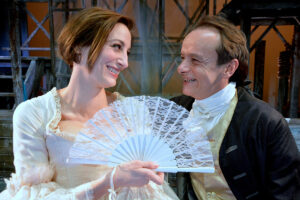 Foto di scena: La vedova scaltra di Carlo Goldoni, Francesca Inaudi e Gianluca Guidi, al Teatro Carcano di Milano dal 12 al 22 aprile 2018
