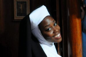 Foto di scena: Gloria Enchill nella parte di Deloris Van Cartier - Sister Act il Musical, al Teatro Nuovo di Milano 1l 19 e 20 gennaio 2019