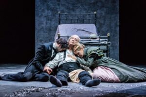 Foto di scena: da sin. Filippo Borghi, Franco Branciaroli, Romina Colbasso, in scena al Piccolo Teatro Strehler fino a domenica 24 febbraio 2019