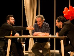 Foto di scena: Sognando la Kamchatka, da sin. Massimiliano Loizzi, Corrado Accordino, Marco Ripoldi, al Teatro Libero di Milano fino a domenica 31 marzo 2019