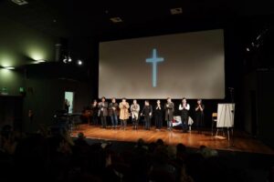 Foto: Ensemble cast de La Bohème. Al centro il M° Deun Lee © Chiesa Evangelica Coreana di Milano