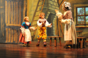 Foto di scena: Hansel & Gretel © Compagnia Marionettistica Carlo Colla & Figli