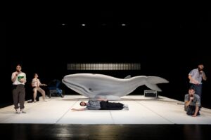 Foto di scena: L'Angelo della Storia - Sotterraneo © Giulia di Vitantonio - Courtesy Inteatro Festival - La Spezia, Fuori Luogo, sabato 26 novembre 2022 ore 21,15