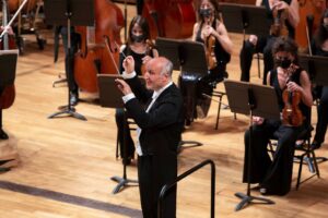 Foto: M.° Oleg Caetani mentre dirige la Sinfonica - Auditorium di Milano, giovedì 2 e venerdì 3 febbraio 2023