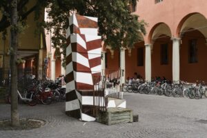 Foto: Flavio Favelli. Pulpito e altre figure – Bologna, Piazza Roberto Raviola ©.Martina Platone