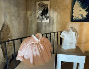 Foto: Sara Montani, "Ilaria" (abito rosa, coprifasce anni 70, resina e cotone, anno 2018) e "Elena" (abito bianco, anni Duemila, cotone ricamato e tessuto, anno 2018)
