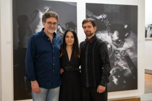 Foto: Da sin. Franco Carlisi, Giusy Tigano e  il pianista Davide Ferro il giorno dell'inaugurazione giovedì 12 ottobre 