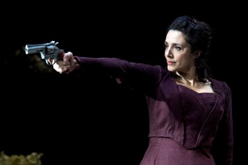 PICCOLO TEATRO GRASSI – La femminilità tormentata e moderna di “Hedda Gabler” di Henrik Ibsen