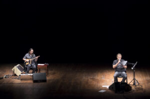 Foto di scena: La Notte, Pippo Delbono e Piero Corso alla chitarra © Chiara Ferrin