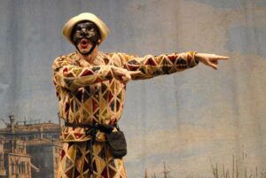 Foto di scena: Enrico Bonavera - Arlecchino servitore di due padroni © Ciminaghi - Piccolo Teatro di Milano