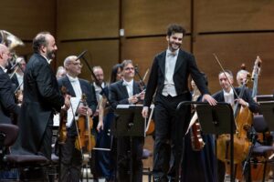 Foto: Tjeknavorian dirige l’Orchestra Sinfonica di Milano in Amore in musica © Angelica Concari - Auditorium di Milano, dal 22 al 24 novembre 2024