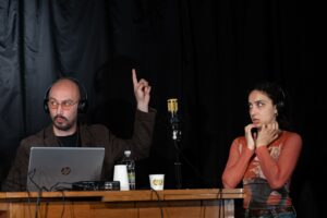 Foto di scena: Un live podcast © Divano Project - Milano, Campo Teatrale, dal 22 al 24 novembre 2024