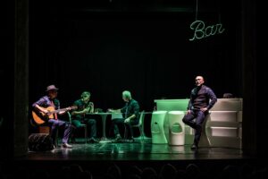 Foto di scena: Il bar sotto il mare – Regia di Emilio Russo  ©  Alessandro Fibbi - Milano, Teatro Menotti Filippo Perego, dal 12 al 31 dicembre 2024