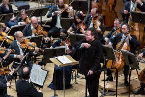 Foto: Axelrod dirige l’Orchestra Sinfonica di Milano  © Angelica Concari - Auditorium di Milano, venerdì 31 gennaio e domenica 2 febbraio 2025