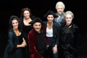 Foto: cast Don Giovanni – Al centro Arturo Cirillo © Tommaso Le Pera - Bologna, Arena del Sole, dal 13 al 16 febbraio 2025