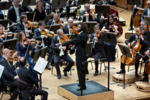 Foto: Tjeknavorian dirige l'Orchestra Sinfonica di Milano © Angelica Concari - Bolero, Auditorium di Milano, 4 e 6 aprile 2025