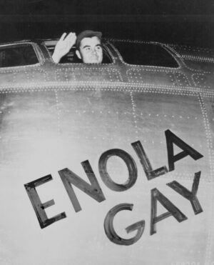 Foto: ll colonnello Paul Tibbets pilota dell'Enola Gay, accenna ai giornalisti di spostarsi sporgendosi dall'abitacolo dell’aereo prima di decollare per il bombardamento di Hiroshima (da web) - Ecco la guerra, Milano, Teatro LabArca, domenica 30 marzo 2025